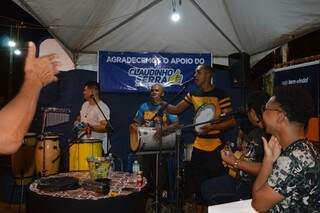 Grupo de samba animou a noite da galera (Foto: Alana Portela)