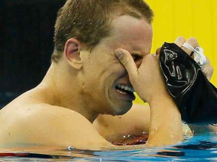  Cielo fatura ouro no Mundial e chora em Xangai após caso de doping 