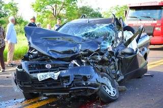 Fiat Estrada ficou totalmente destruído com colisão. (Foto:Sérgio Melucci)