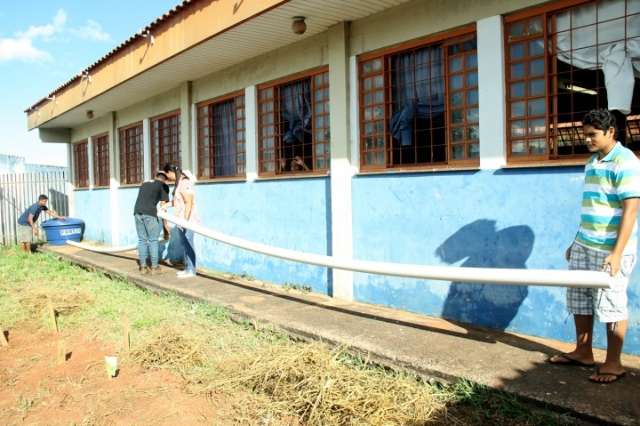 Alunos criam sistema de capta&ccedil;&atilde;o de &aacute;gua para irrigar horta org&acirc;nica