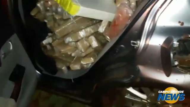 Ap&oacute;s persegui&ccedil;&atilde;o, carro lotado de maconha capota e ocupantes fogem