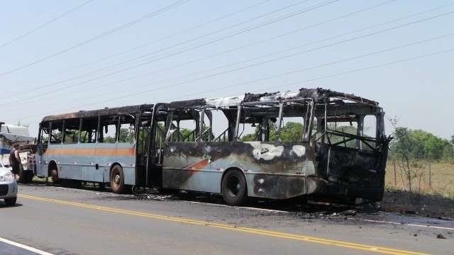 Carca&ccedil;a de &ocirc;nibus que estava sendo guinchada pega fogo e interdita BR-262