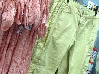 Araras da Renner, com calças clarinhas e vestidos salmão.