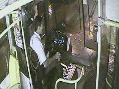  V&iacute;deo mostra que motorista tentava deter jovem ap&oacute;s tijolada em &ocirc;nibus