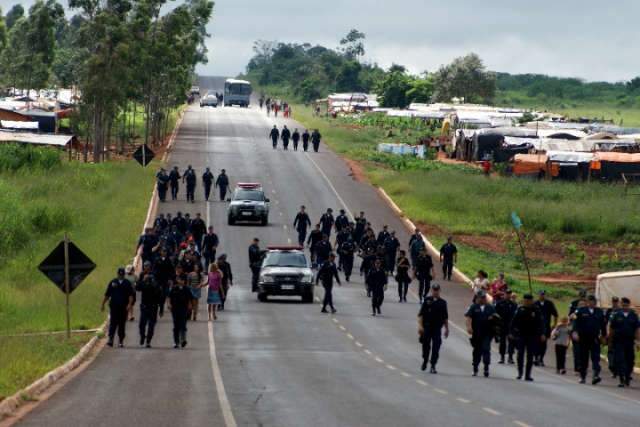  Varredura em acampamento recolheu alimentos roubados de caminh&atilde;o