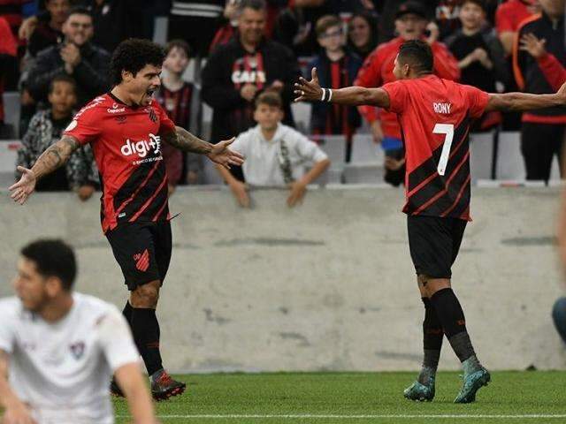 Athletico-PR se imp&otilde;e em Curitiba e deixa o Fluminense &agrave; beira do Z-4