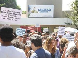 Protesto em frente ao escritório político de Geraldo Resende em Dourados (Foto: Helio de Freitas)