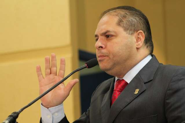 Presidente da C&acirc;mara recomenda Olarte cortar amigos e colocar t&eacute;cnicos