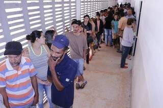Eleitores aguardam na fila para votação na eleição do Conselho Tutelar de Dourados (Foto: Eliel Oliveira)