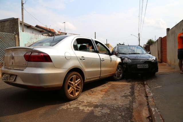 Motorista abandona ve&iacute;culo e foge ap&oacute;s bater em carro parado