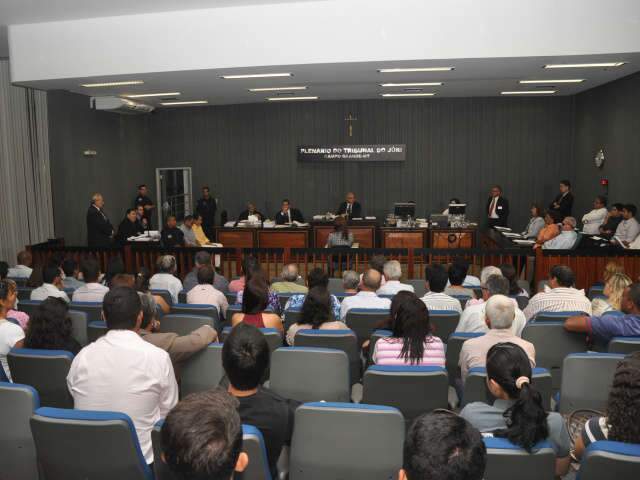  Ao j&uacute;ri, pistoleiro nega encomenda e repete que vereador o humilhou