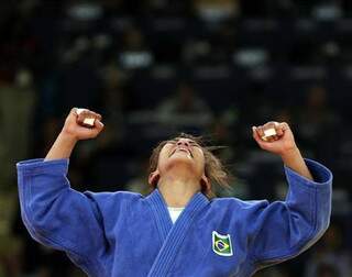 Brasileira comemora conquista da medalha de ouro. 