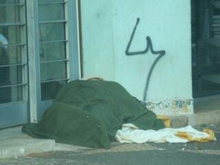Morador de rua dormindo na região central de Campo Grande na manhã nesta terça-feira (Foto: André Bittar)