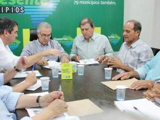 Prefeito Arlei Barbosa entrega reivindicações ao governador (Foto: Chico Ribeiro)