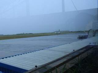 Imagem mostra tempo nublado no Aeroporto Internacional de Campo Grande (Foto: Marina Pacheco) 