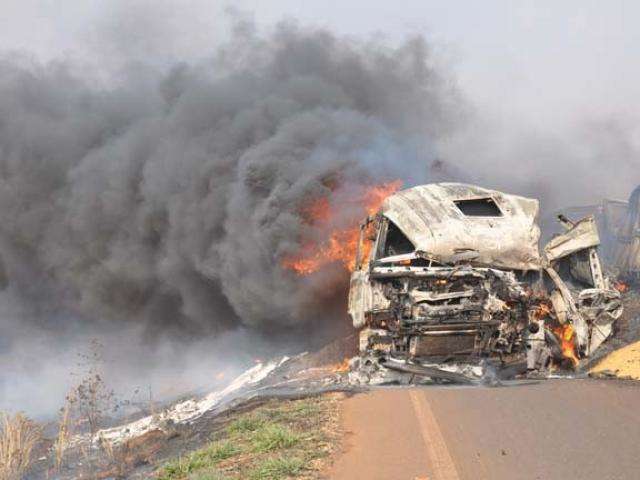 Carretas colidem, pegam fogo e interditam rodovia