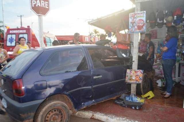 Idoso perde controle da direção, invade calçada e atropela vendedor ambulante 