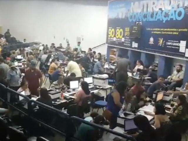 AO VIVO: Nas &uacute;ltimas horas do Refis, devedores lotam central do IPTU
