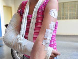 Menina de 11 anos mostra ferimentos feitos por ex-namorado da mãe. (Fotos: João Garrigó)