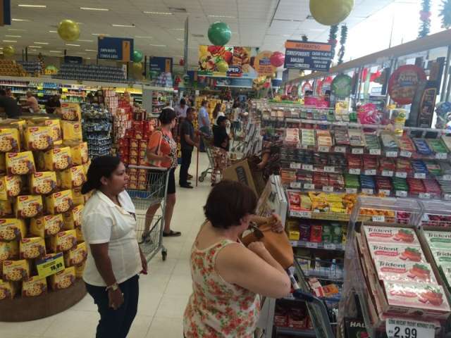 Consumidores lotam supermercado nesta quarta e tr&acirc;nsito fica complicado