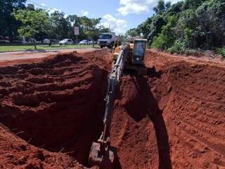 Prefeitura realiza escavações para implantar rede de drenagem na Leão Neto do Carmo. (Foto: PMCG/Divulgação)