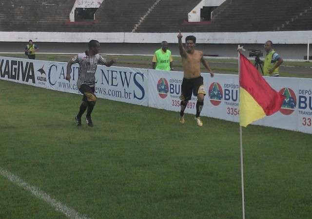 Torcida &lsquo;faz&rsquo; substitui&ccedil;&atilde;o e Novoper&aacute;rio vence Comercial por 1 a 0