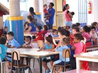 Crianças se preparam para o primeiro dia de aula na Emei do bairro Santa Luzia (Foto: Henrique Kawaminami)
