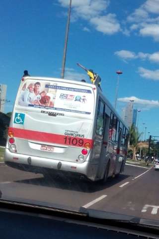 Garotos s&atilde;o flagrados &quot;surfando&quot; no teto de &ocirc;nibus na Afonso Pena