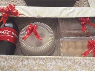 A caixa contém, 30 salgados, 15 docinhos, dentre brigadeiros, beijinho e doces de leite. Bolo e refrigerante. (Foto:Arquivo Pessoal)