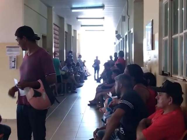 Com 2 m&eacute;dicos atendendo, pacientes reclamam de espera de at&eacute; 6h em UPA