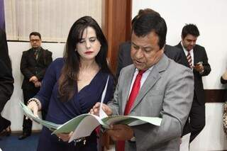 Mara Caseiro, presidente da comissão, com o vice, Amarildo Cruz (Foto: Assessoria/ALMS)