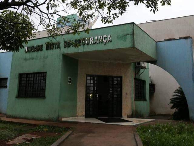 Preso remove grade de cambur&atilde;o, abre algemas e agride policial no Vida Nova