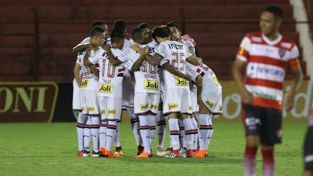 Fora de casa, S&atilde;o Paulo vence o Linense de virada