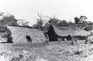Casa de reza em construção na aldeia, em 1949. (Foto: Arquivo Cimi - Conselho Indigenista Missionário)