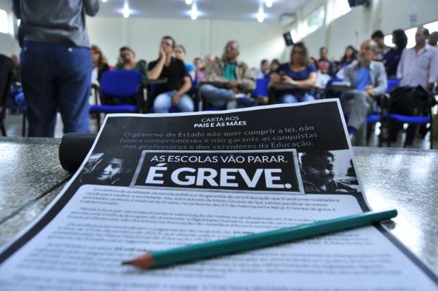 Sindicato diz que tr&ecirc;s mil professores e administrativos est&atilde;o em greve