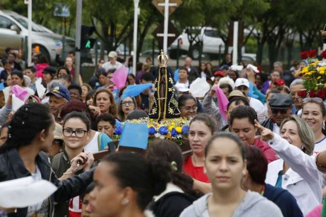 Em dia de devo&ccedil;&atilde;o, multid&atilde;o enfrenta frio para homenagear Nossa Senhora