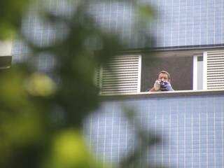 Perito trabalhando na janela de onde empregada caiu (Foto: Marcos Ermínio)