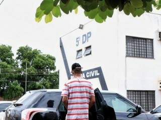 Adolescente de 17 anos prestou depoimento esta manhã, no 5ºDP (Foto: Henrique Kawaminami)