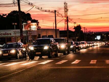 Tr&acirc;nsito ca&oacute;tico faz motorista gastar at&eacute; meia hora em pouco mais de 1 km