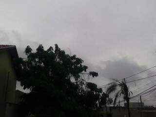 Céu de Campo Grande neste domingo; nuvens escuras com chuva fina (Foto: Osvaldo Júnior
