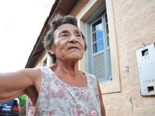 Uma das mais antigas moradoras, de lá ela não sai e comemora o fato de ter a casa novinha. (Foto: João Garrigó)