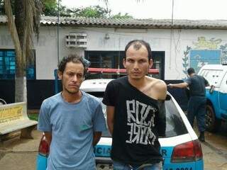 Erimar e Giovani logo após a prisão no 1º Batalhão do Pelotão Coophatrabalho. (Foto: Divulgação Policia Militar) 