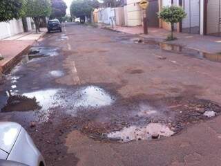 Os buracos tomam conta da rua Santa Bárbara (Foto Direto das Ruas)