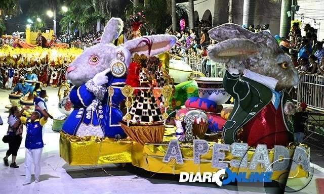 &quot;A Pesada&quot; &eacute; a campe&atilde; do desfile de escolas de samba em Corumb&aacute;