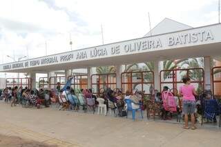 Na escola do Paulo Coelho Machado, fila começou na tarde de quinta-feira (Foto: Marcos Ermínio)