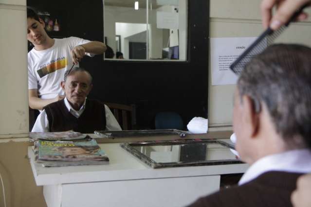 Pagou barato e saiu satisfeito: no Centro tem corte de cabelo a partir de R$ 5