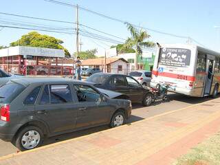 Aceidente envolveu dois carros, moto e ônibus. (Foto: Pedro Peralta)