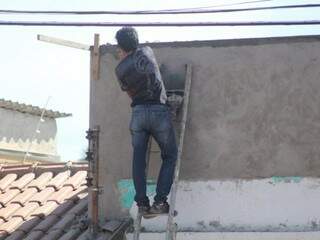 Trabalhador da construção em obra de Campo Grande; setor está desaquecido (Foto: Arquivo)
