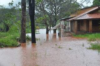 ONG foi alagada durante a chuva forte deste domingo (Foto: Vanderlei Aparecido)