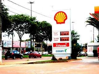 Preço médio da gasolina no Estado sofreu leves alterações e praticamente ficou o mesmo neste mês (Foto: Helio de Freitas/Arquivo)